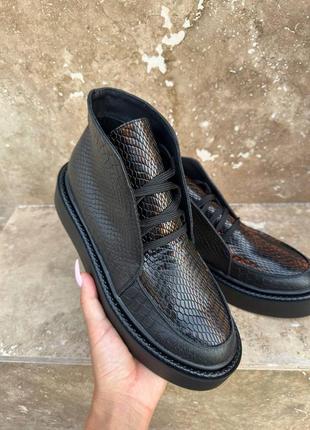 Черные кожаные ботинки хайтопы из кожи с тиснением под рептилию7 фото