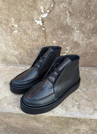 Черные кожаные ботинки хайтопы из кожи с тиснением под рептилию8 фото