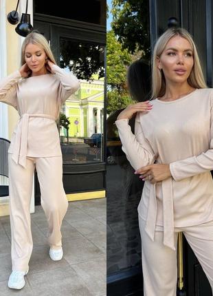 Женский костюм бежевого цвета