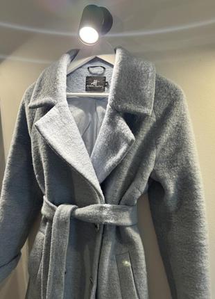 Голубое пальто бренда ff с натуральной шерстью6 фото