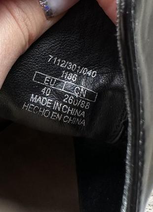 Стильні ботльйони на тракторній підошві та широкому підборі zara 40/263 фото