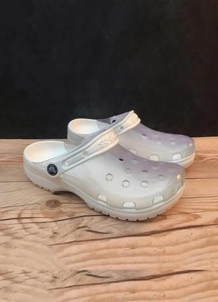 Крокс классік клог білі с прозорим crocs classic translucent clog white