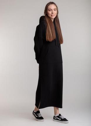 Длинное трикотажное прямое теплое платье черного цвета с разрезами, капюшоном и карманом2 фото