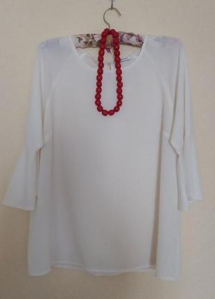 Розкішна блуза з червоними бусами біло-кремового кольору damart