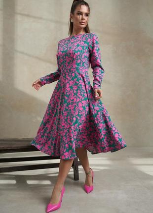 Зелено-розовое приталенное платье с цветочным принтом4 фото