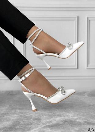 Женские белые туфли на каблуке с бантиком в стразы5 фото