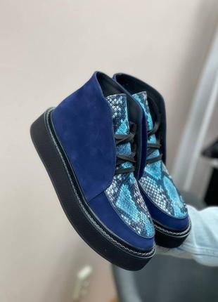 Ботинки хайтопы синие замшевые с кожаной вставкой с тиснением