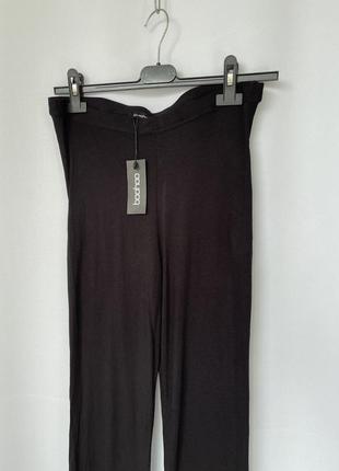 Boohoo чорні довгі штани кльош легінси розширені з стяжкою по спинці4 фото