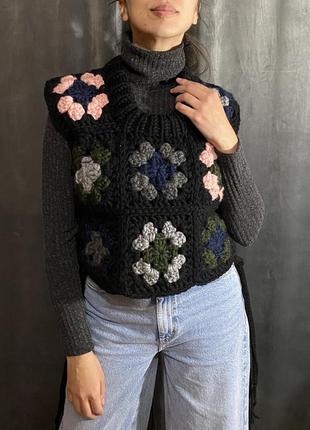 Теплий жилет манішка на шнурівці ручної роботи