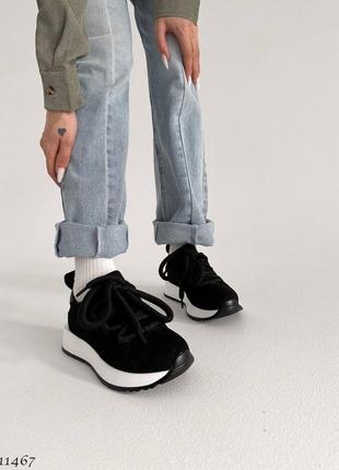 Черные замшевые кроссовки на белой толстой подошве с толстыми шнурками8 фото