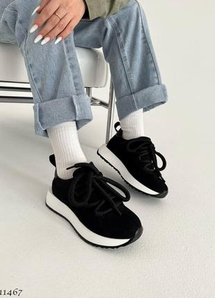 Черные замшевые кроссовки на белой толстой подошве с толстыми шнурками7 фото