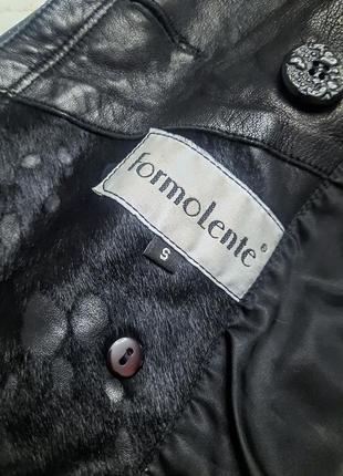 Кожаная короткая черная куртка со вставками коровьего меха.4 фото
