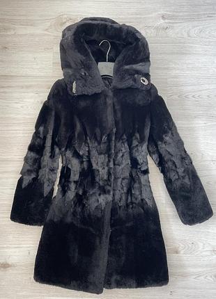 Чорна мутонова шуба з норковими вставками