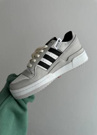 Трендовые женские кроссовки adidas forum low grey black white серые5 фото