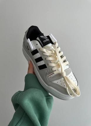 Трендовые женские кроссовки adidas forum low grey black white серые2 фото