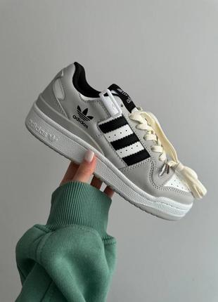 Трендовые женские кроссовки adidas forum low grey black white серые