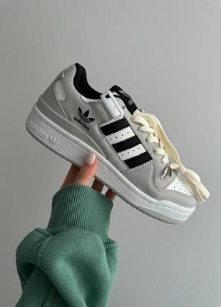 Трендові жіночі кросівки adidas forum low grey black white сірі