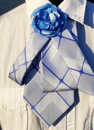 Женский галстук голубой с цветком.3 фото