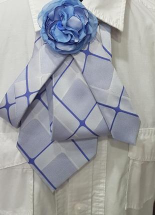Женский галстук голубой с цветком.7 фото