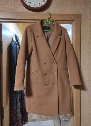 Пальто светло-коричневого цвета.1 фото