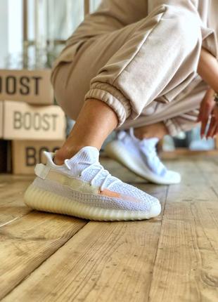 Шикарні жіночі кросівки adidas yeezy boost 350 білі (смуга змінює колір)3 фото