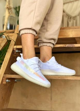 Шикарні жіночі кросівки parts adidas yeezy boost 350 білі (смуга змінює колір)
