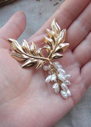 Золотистая брошь гроздь с листьями крупная брошка в винтажном стиле с белыми камнями2 фото