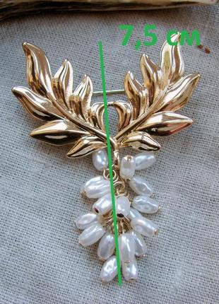 Золотистая брошь гроздь с листьями крупная брошка в винтажном стиле с белыми камнями3 фото