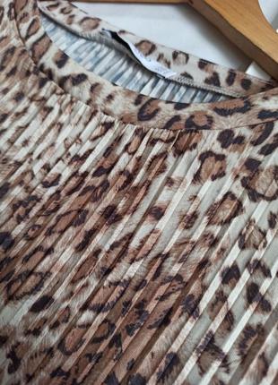 Плиссированное длинное платье в леопардовый принт с разрезами/вырезами3 фото