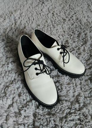 Стильные брендовые лакированные туфли охфорды. нижняя2 фото