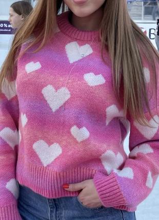 Розовый свитер с сердечками1 фото