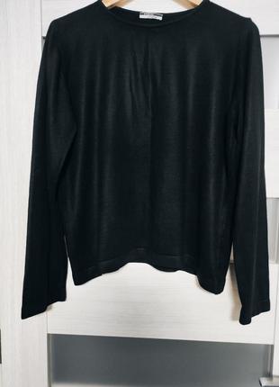 Чорний светр на гарні форми