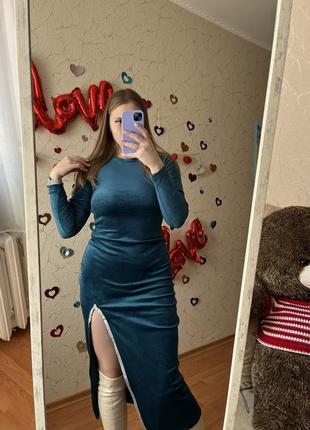 Новое велюровое платье с рукавом и разрезом миди в двух цветах3 фото