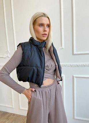 Двусторонний весенний укороченный жилет на тинсулейте, женская короткая жилетка безрукавка в стиле бренда7 фото