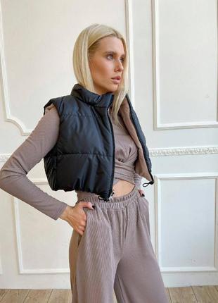 Двусторонний весенний укороченный жилет на тинсулейте, женская короткая жилетка безрукавка в стиле бренда3 фото