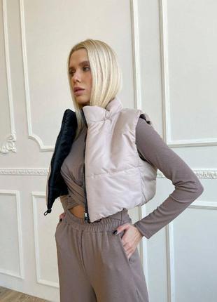 Двусторонний весенний укороченный жилет на тинсулейте, женская короткая жилетка безрукавка в стиле бренда6 фото