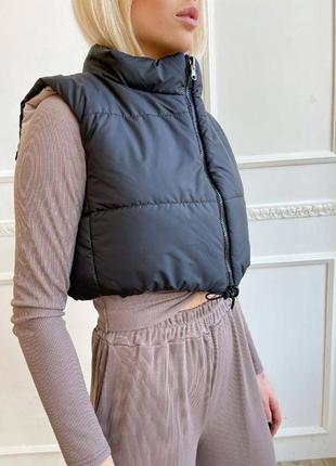 Двусторонний весенний укороченный жилет на тинсулейте, женская короткая жилетка безрукавка в стиле бренда8 фото