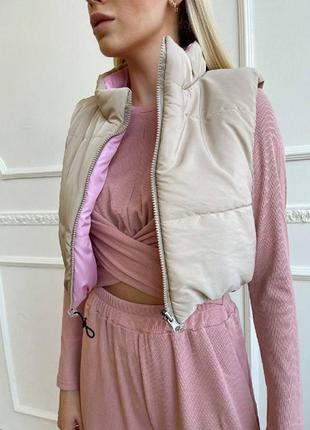 Двусторонний весенний укороченный жилет на тинсулейте, женская короткая жилетка безрукавка в стиле бренда5 фото