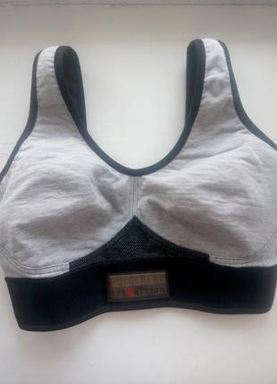 Спортивний топ triumph tri-action pulsebeat,evr 70 d