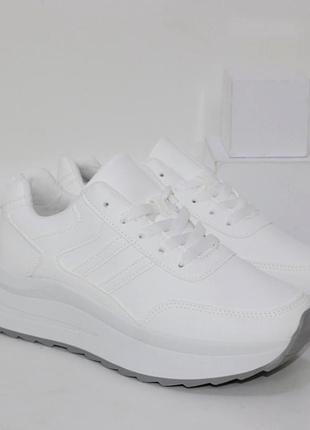 Белые женские кроссовки на высокой подошве