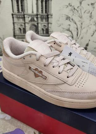 Жіночі оригінальні кеди кросівки reebok club c

розмір 36