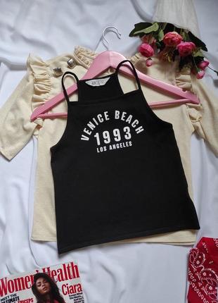 Черная женская майка с белой надписью на тонких бретелях удобная майка для спорта