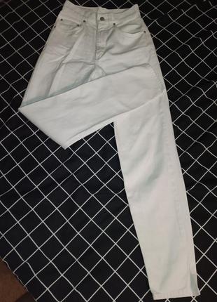 Джинсы мом белые