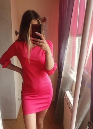 Розовое облегающее платье с оборками1 фото