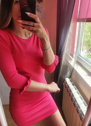 Розовое облегающее платье с оборками2 фото