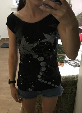 Красивая футболка со звёздами и камушками