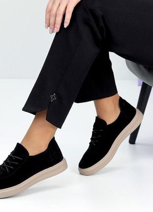 Классические легкие женские туфли на шнурках , черные замшевые на бежевой подошве, заостренный носок7 фото