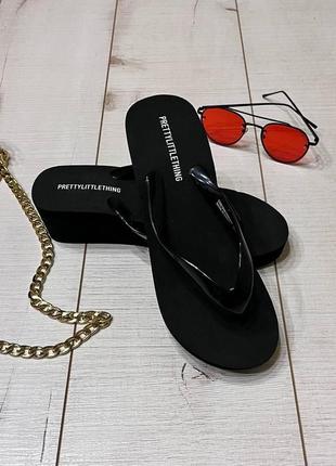 Літні пляжні  шльопки  prettylittlething.
