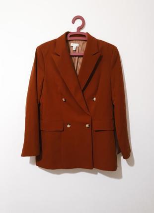 Бордовый, элегантный женский пиджак на пуговицах