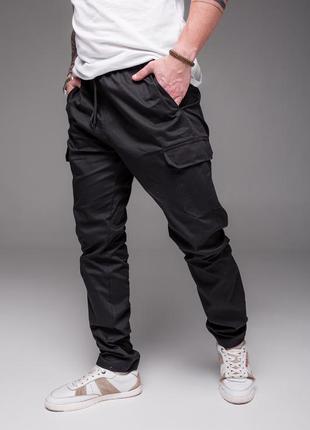 Чорні штани джоггеры з бавовни на манжетах з накладеними кишенями3 фото